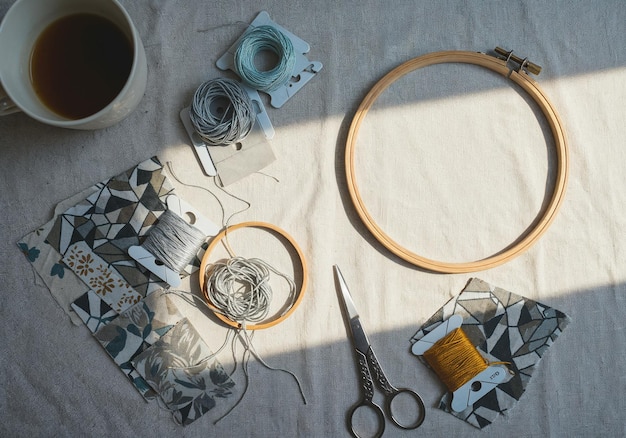 Set de broderie cu ațe colorate și inel de lemn